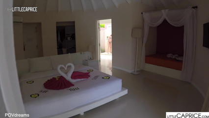 Мокрый минет и страстный секс в душе с молодой подругой